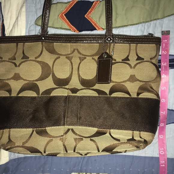 👜COACH👜 Signature Canvas Shoulder Tote - Picture 13 of 14